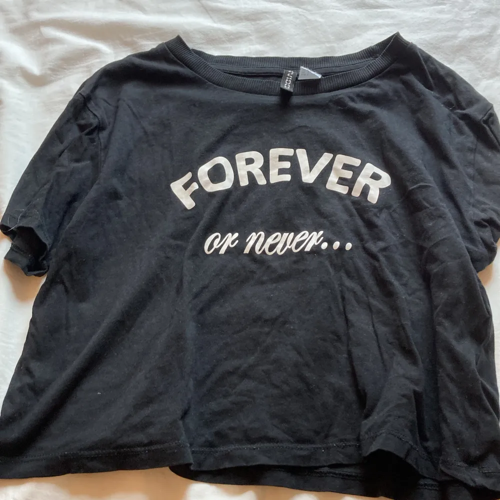 storlek s, aldrig använd. står forever or never på tröjan. superfint skick 🖤. T-shirts.