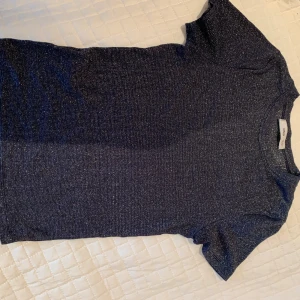 Glitter tröja  - Andvänd 5-10 gånger ungefär. Bra skick.