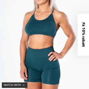 Relode Prime Seamless top - Säljer en Relode Prime Seamless top i färgen Teal. Storlek L, använd ett fåtal gånger, säljs pågrund av att den är för stor för mig. Super snygg passform med öppen rygg. Låg support, medföljer ilägg. Priset går att diskutera. Nypris 499kr