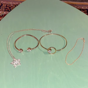 Smycken - Tre armband och ett halsband som inte längre är min stil. Alla utom ett armband går att justera i storlek. Alla för 50kr, 20kr styck annars💛