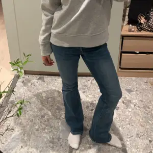 Säljer dessa ass snygga bootcut jeans från Vero Moda då dom tyvärr inte kommer till andvändning🩷Jag är 165