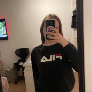 Fila tröja - Fin fila tröja, säljer för att den är för kort för mig i armarna.