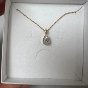 Caroline Svedbom halsband  - Caroline Svedbom halsband i färgen crystal, helt ny! Nypris 695kr