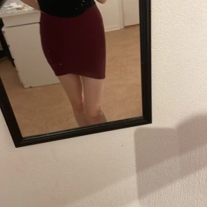 Vinröd minikjol - Köpt på Cubus, är egentligen barnstorlek men passar xxs/xs, säljer då jag inte använder.