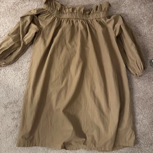 Off shoulder klänning  - Helt oanvänd off shoulder klänning från Gina