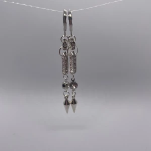 Triple Sparkly Spike örhängen  - 39kr per par, finns flera i lager 😊 kolla gärna in min instragram ”ebnorth” där jag främst sköter försäljningen💗   Massa mer smycken i samma stil hittar ni i min profil🤩