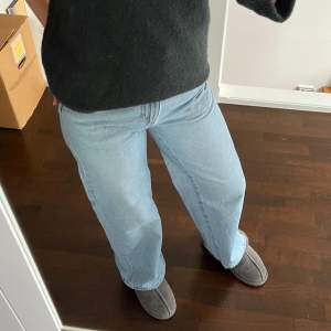 Fina vida ljusblå jeans från Lindex i stl 34 men sitter mer som stl 36. Jeansen har en liten lagning på vänster lår men som inte syns så mycket och blir som en liten detalj :). Jeansen har ett mjukt material och är väldigt sköna att ha på sig. 