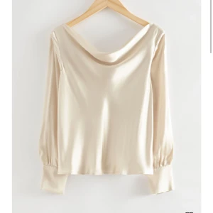 Sidenblus & Other Stories - Oanvänd blus från & Other Stories. Behöver strykas/steamas så är den som på bild☺️nypris 890kr. Finns i butik nu.