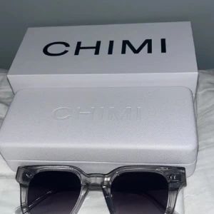 Chimi 04 grey - Säljer nästa helt oanvända chimi 04 i färgen grå. Köptes förra sommaren och användes bara någon månad. Säljer för 500 kronor och köptes för 1200 så det är ett riktigt bra pris.  