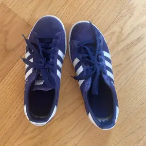 Jätte fina, jätte sköna Adidas skor i marinblå. Tycker tyvärr inte att de passar min smak längre och söker nya ägare☺️💙 Dom är i bra skick, inte slita eller trasiga någon stans.
