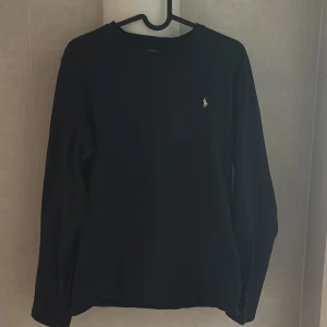 Ralph Lauren Tröja - Säljer en mörkblå Polo Ralph Lauren tröja för 299kr. Den är i topp skick! Inga hål, Inga märken. Storleken på tröjan är M men den sitter som S. Pris kan diskuteras privat.