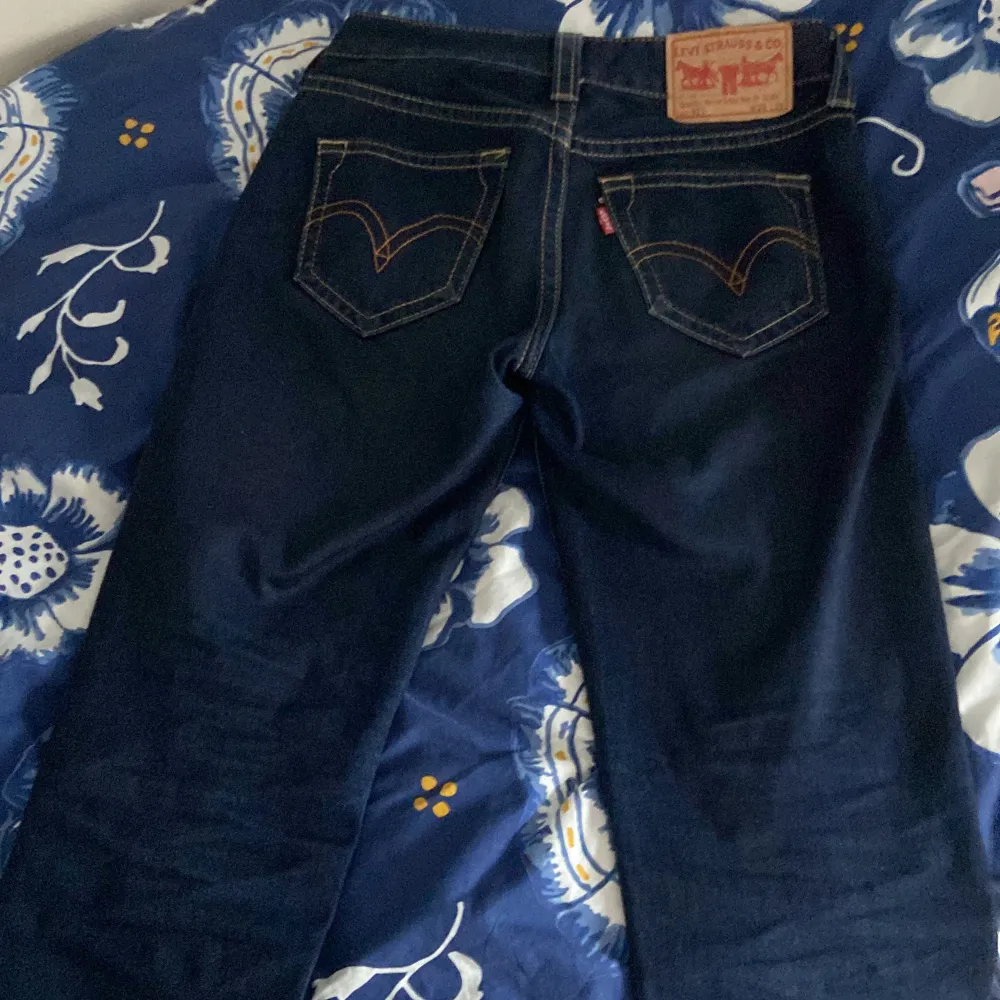 Hej 👋 säljer dessa perfekt lågmidjade Levis jeans då det var lite stora för mig i midjan. Midjemåttet rätt över=41cm innerbenslängden =77cm Om du har några frågor är det bara att fråga 💗. Jeans & Byxor.