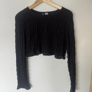 Svart topp - Fin svart topp, använd en gång🥰🖤