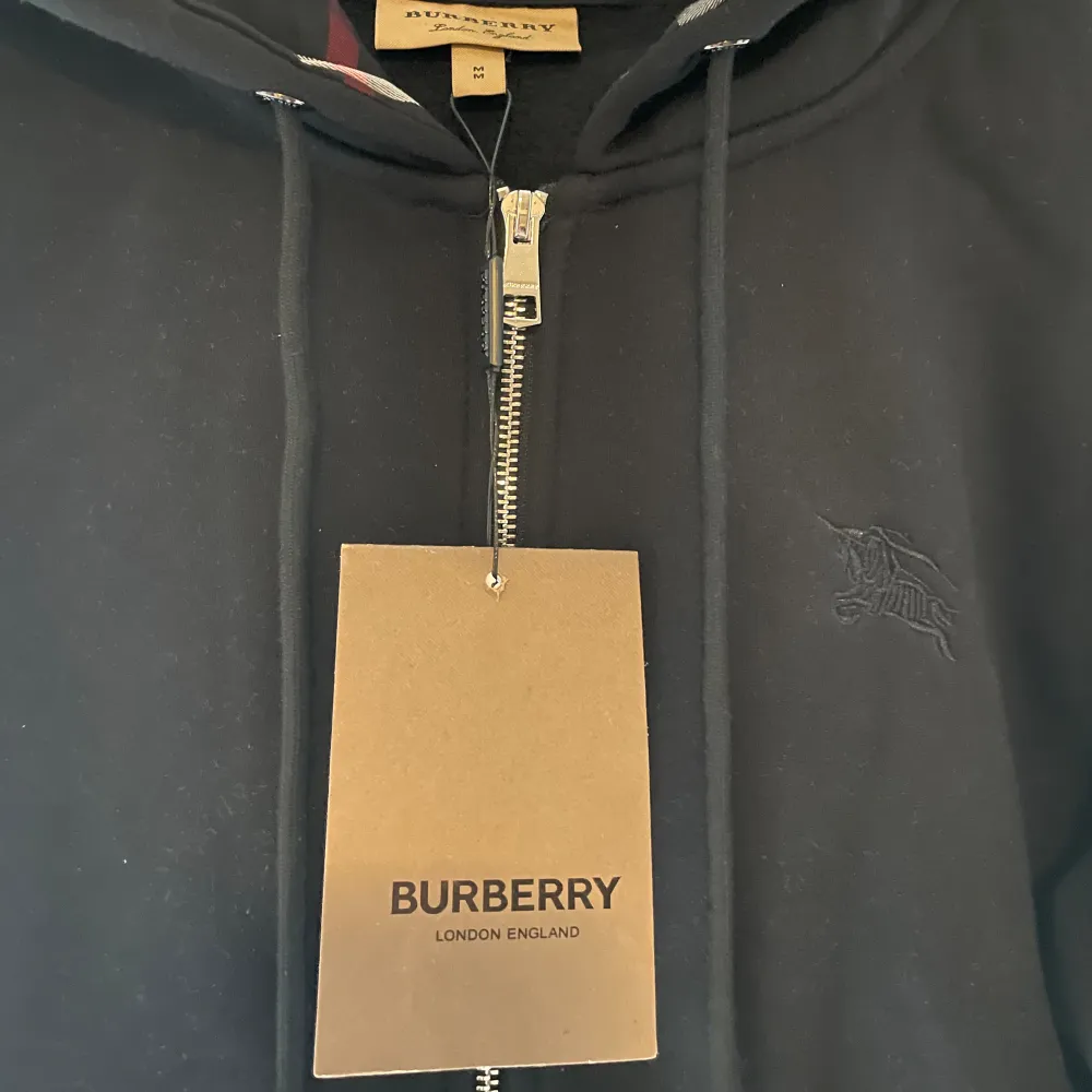 Säljer nu min aldrig använda burberry hoodie i storlek M. Hör av dig om du har några frågor😀. Hoodies.