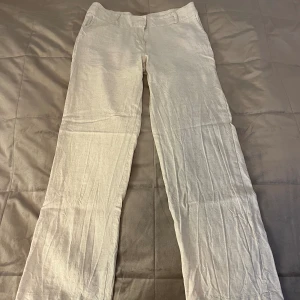 Lågmidjade linnebyxor  - Jättefina lågmidjade linne kostymbyxor som tyvärr krympte i tvätten. Byxorna är från madlady och ursprungligen i stl M, men är mer som en xs/34 nu. Materialet är otroligt mjukt och lite stretchigt vilket gör dem väldigt sköna att ha på sig. 