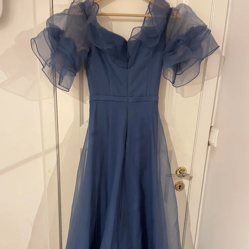Jätte fin blå balklänning andvänt bara en gång i 2 timmar så är i helt perfekt skick. Kan också användas för bröllop eller annat event . Klänningar.