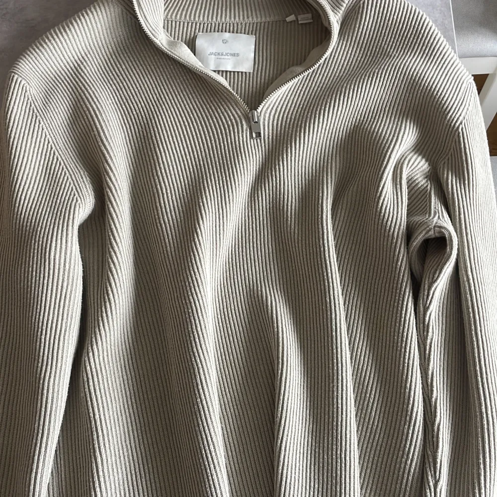 Riktigt snygg tröja från jack Jons som är parfekt till våren är som ny köpt för 499 säljer för 100kr om du har några frågor bara att höra av dig☺️🤙. Tröjor & Koftor.