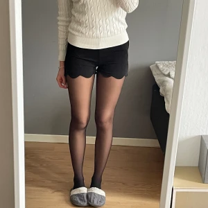 Svarta shorts  - Jätte fina shorts som jag har använt sparsamt. Köpta i Thailand och har därför inget specifikt märke. Storlek xs i dessa shorts💗