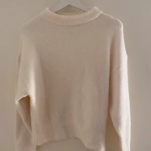 Stickad tröja  - Jätte fin stickad tröja i bra skick💕