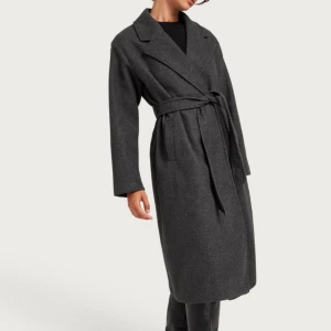 Jdyviola kappa - Helt ny kappa i färgen mörkt grå från märket Jdyviola men köpt på Nelly. Aldrig använd, köpte den för den va fin men den passa inte mig så mycket. Påsen från Nelly är kvar och kappan har legat där inne. (Köpt för 2 månader sen) orginal pris 800kr