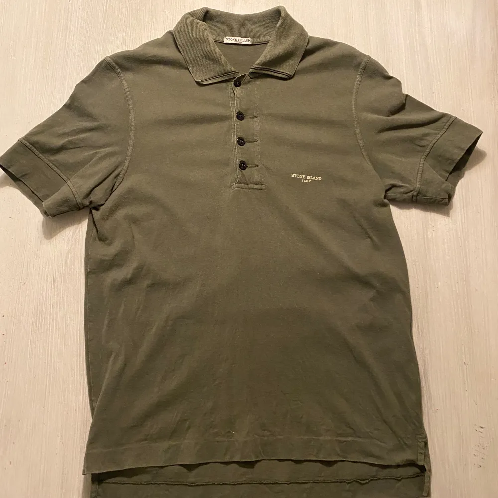 Snygg Stone Island piké. Army green. Storlek S/M. I stort sett oanvänd, fint skick. . T-shirts.