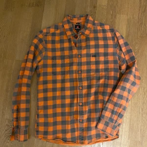 Vintage skjorta  - En orange och grå vintage skjorta som är väldigt sällsynt. Fint vintage skick!