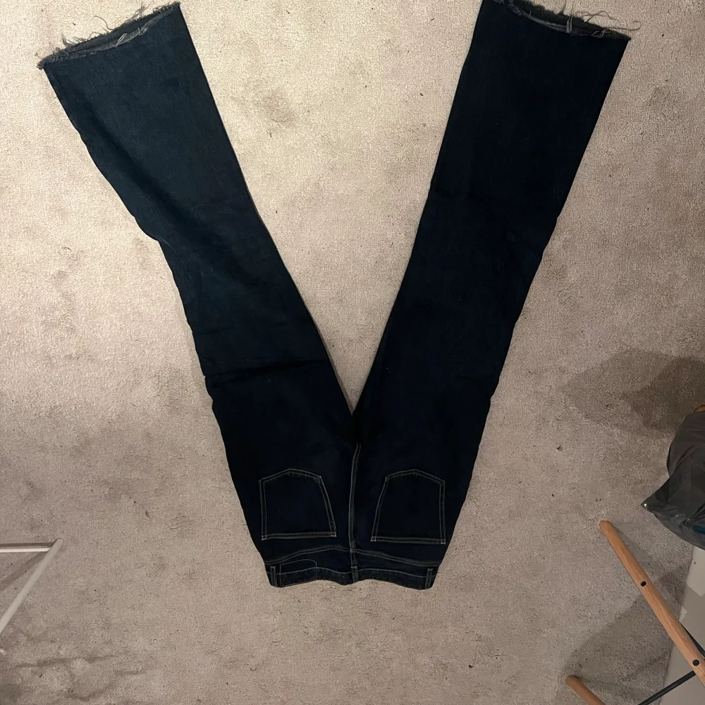 High waist jeans, använt ett par gånger men ändå i fint skick. Storlek 40, är själv 175 cm där jeansen är perfekt i längden!  . Jeans & Byxor.