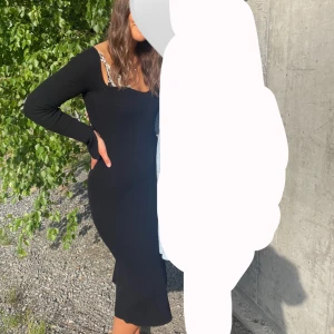 Klänning - Stickad klänning från bikbok i storlek S Använd vid 1 tillfälle 🖤