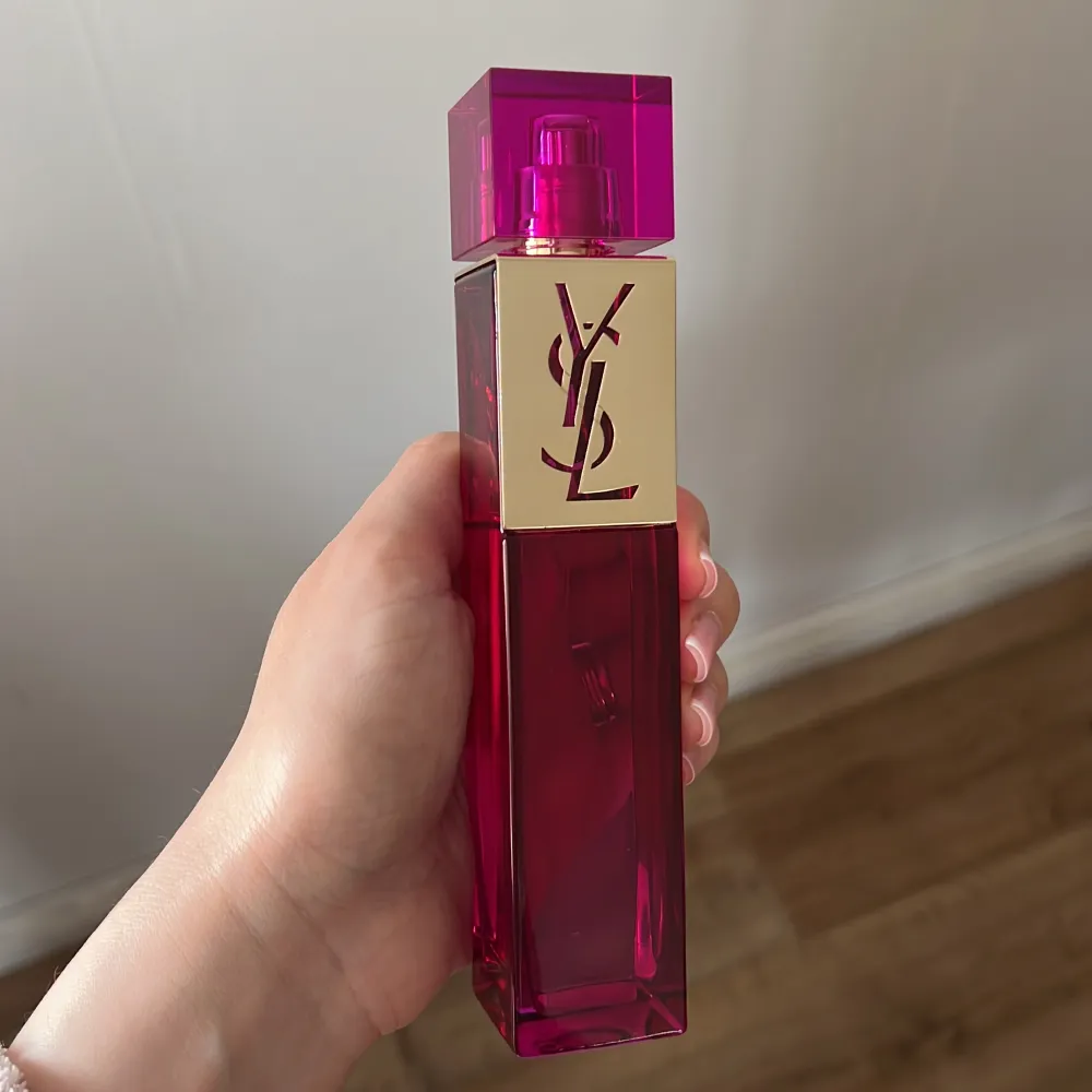 helt ny ysl parfym 90 ml, aldrig sprayat från den, luktar blommigt, träig och mysk. 💜 . Asusteet.