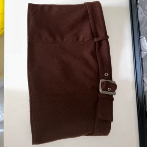 Brun topp - Denna topp är från Nelly i stolen M. Men passar min kompis som är storlek xs. Endast använd tre gånger ca.