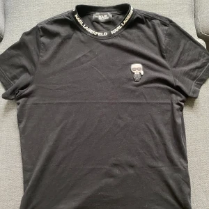 Karl Lagerfeld T-shirt  - Säljer min Karl Lagerfäldt T-shirt som är i väldigt gott skick, 9,5/10