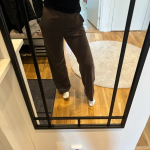 Mjukisbyxor - Bruna fina mjukisbyxor från Lindex, otroligt skönt matrial. Storlek 38.