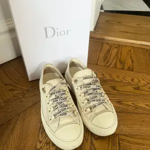 Säljer mina  Walk’n’dior sneakers i färgen  ”White Cotton Canvas”. Inköpta på Nathalie Schuterman. Storlek 38,5. Använda men i bra skick. Nypris ligger på 9 094kr. 