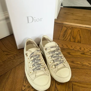 Dior Sneakers  - Säljer mina  Walk’n’dior sneakers i färgen  ”White Cotton Canvas”. Inköpta på Nathalie Schuterman. Storlek 38,5. Använda men i bra skick. Nypris ligger på 9 094kr. 