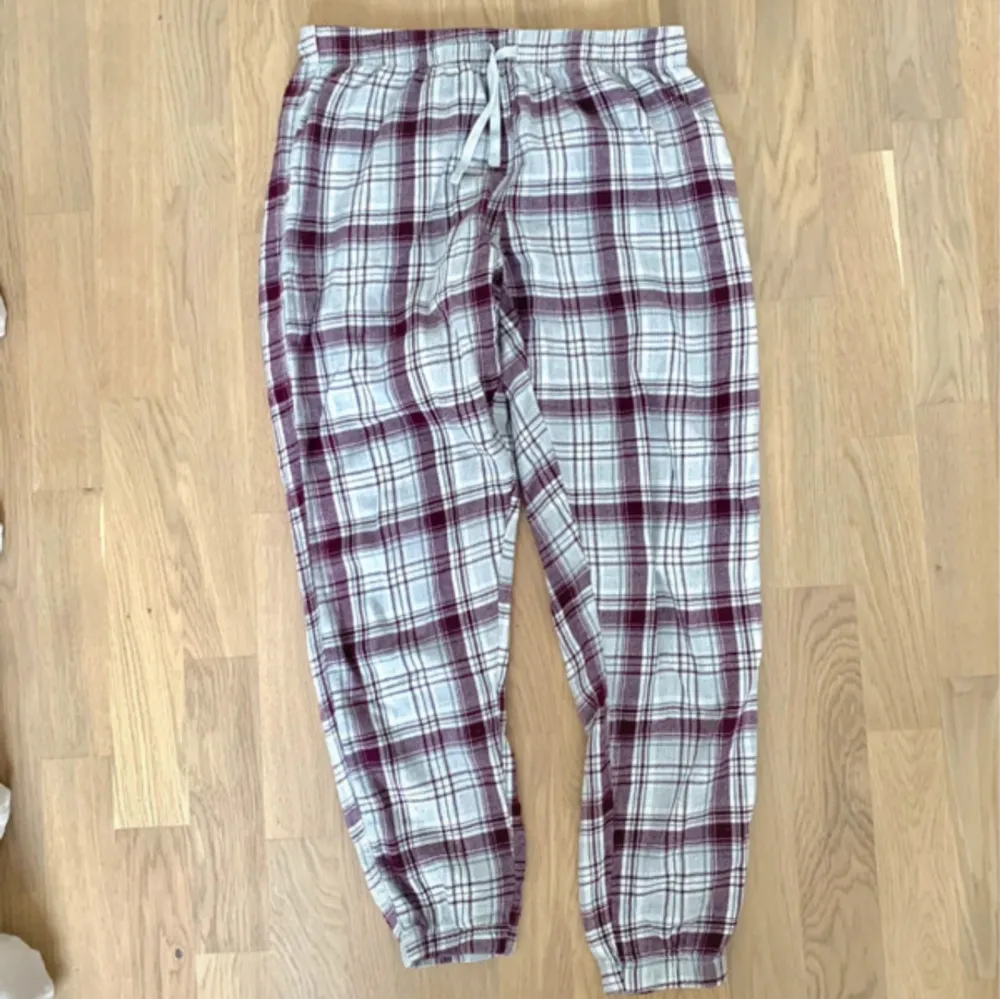Jättesköna fina pyjamasbyxor  Små i storleken- skulle säga S  (Tips! Köp med bundle för att spara på den frakten🔥! In och fynda fler plagg i flödet👑😉). Jeans & Byxor.