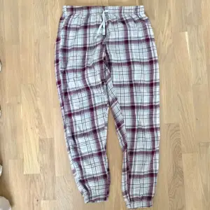 Jättesköna fina pyjamasbyxor  Små i storleken- skulle säga S  (Tips! Köp med bundle för att spara på den frakten🔥! In och fynda fler plagg i flödet👑😉)
