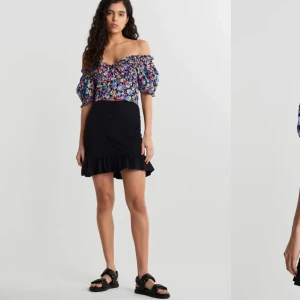 Svart volangkjol  - Jättefin svart, lite tajtare volangkjol som passar perfekt nu i det lite varmare vädret🌺⭐️🤍 Det är storlek M, men skulle säga att den mer passar som en S.