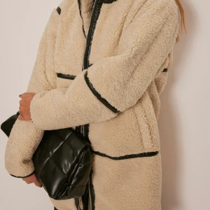 Teddy jacka med PU detaljer - Superfin jacka från NA-KD som är slutsåld på hemsidan. Säljer pga att det inte kommer till användning 💖  500 kr + frakt 🤍