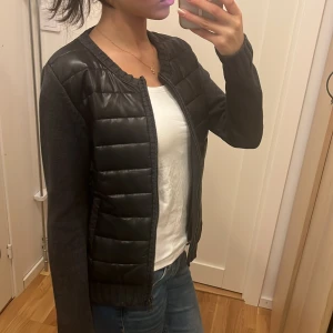 jacka/kofta - en svart jacka som liknar moncler cardigan!! liten defekt i sista bilden men ingenting som märks när man bär den 🙏🏻