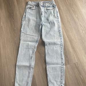 Blå jeans från NA-KD i st 36 med hål. Använda få gånger.