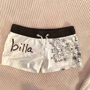 Säljer ett par jättefina lågmidjade korta Billa Bong shorts som är jättesköna, perfekta till sommaren, dem är vita med mörkbrunt band och mönster, dem är riktigt typiska från 2000-talet, dem är storlek S men passar XS-S, har lite defekter