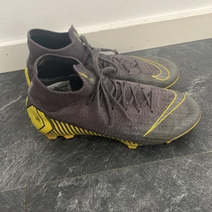 Nike mercurial  - Hej, säljer mina gamla Nike mercurial som ja använde 2019 och inte använda sen dess. Skick får avhöras på bilderna. Nypris finns inte ute mer men köptes för 2300 mitt pris 300. Kom vid frågor eller funderingar 