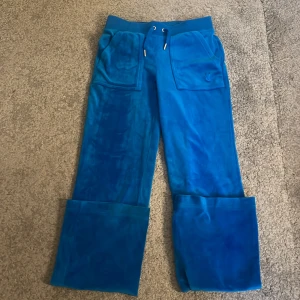 Blåa juicy💙 - Jätte fina juicy byxor som ja köpt för 1200kr, har använts 1 gång. En liten skada är att jag spillde nagel lim på baksida smal ben. Orsak till varför ja säljer är för jag vill ha en annan färg❤️