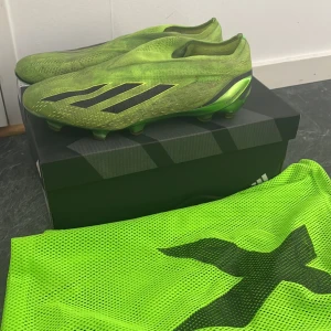 Adidas X - Hej, säljer mina adidas X från 2022. Skorna har används ca en säsong. Nypris 2600 mitt pris 400. Skick får du avgöra på bilderna. Skriv vid frågor eller funderingar. 