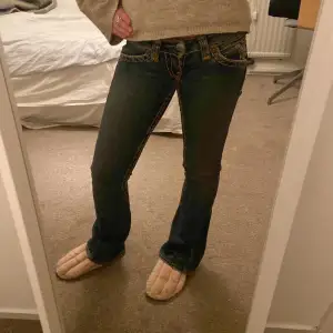 Snygga lågmidjade bootcut jeans från True religion! Jag är 164 för referens💞 Skriv för fler bilder