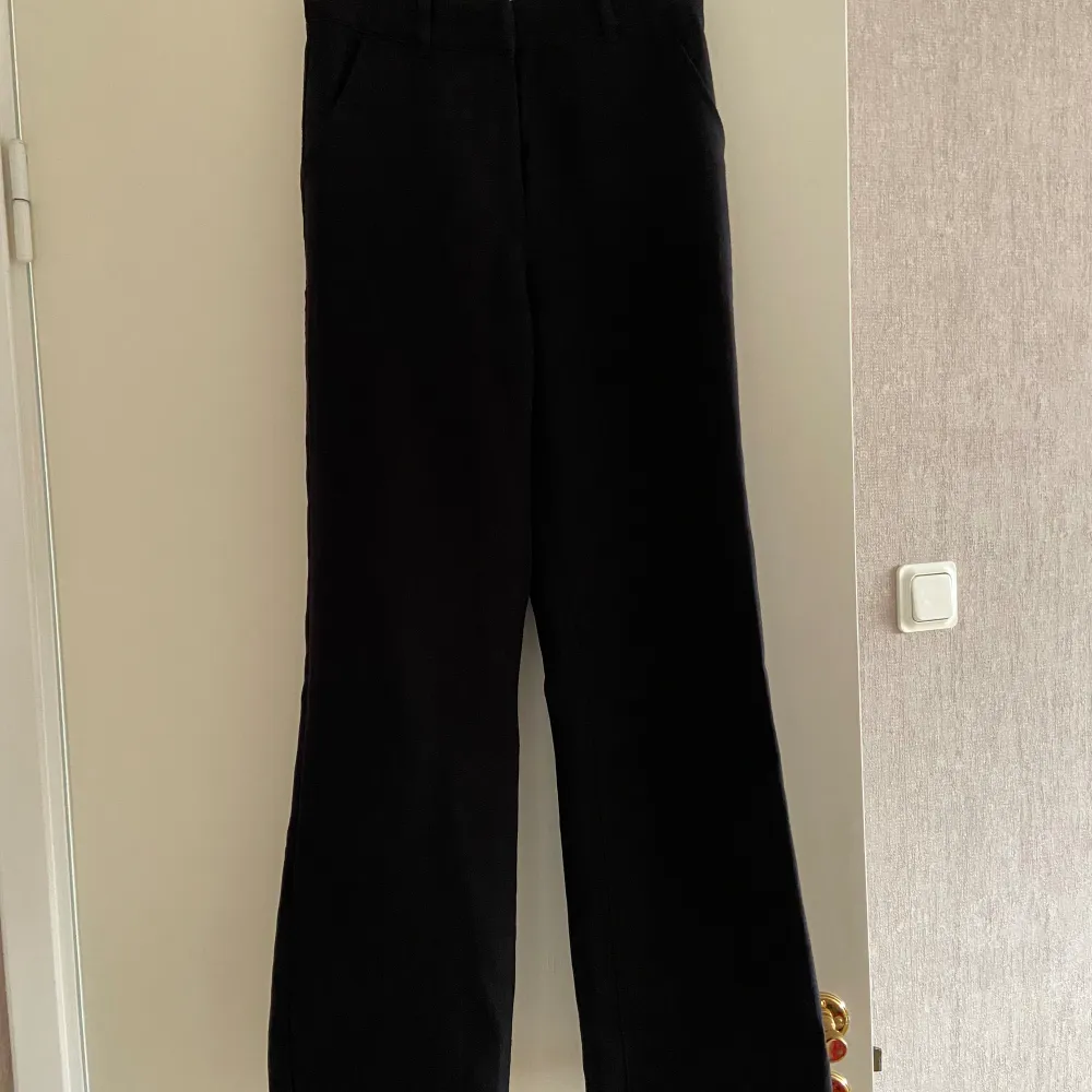 Svarta kostymbyxor från Madlady. I storlek 32 regular, men är uppsydda och passar dem runt 160!💕 Fint skick!. Jeans & Byxor.