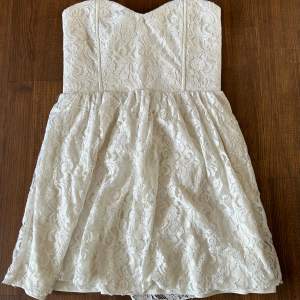 Superfin vit klänning som passar perfekt som studentklänning! Den har en genomskinlig gummikant så att klänningen inte åker ner. Den har inga fläckar eller slitage.💗
