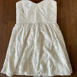 Superfin vit klänning som passar perfekt som studentklänning! Den har en genomskinlig gummikant så att klänningen inte åker ner. Den har inga fläckar eller slitage.💗