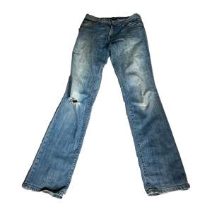 Supernice lee jeans ! I storlek w29 och l35, midjemåttet är ca 40 cm och innerbenslängden är ca 87 cm💕 är straight leg