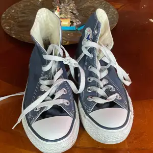 Jättefina blå Converse som är i bra skick bara lite smutsiga skosnören de står att de är storlek 36,5 men men jag har egentligen 37 38 och dem passar mig men de är 23cm jag köpte dem för i 800kr priset går att diskutera😊